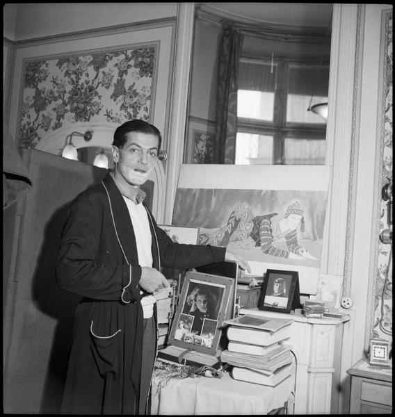 Serge Lifar en train de se raser