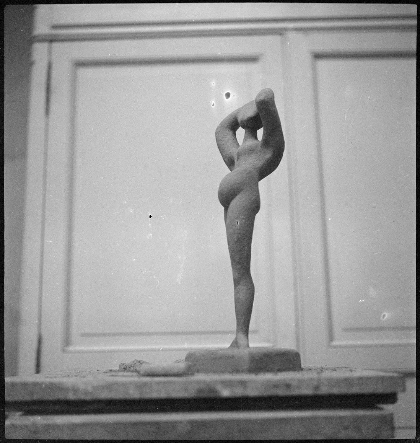 Statuette : nu féminin