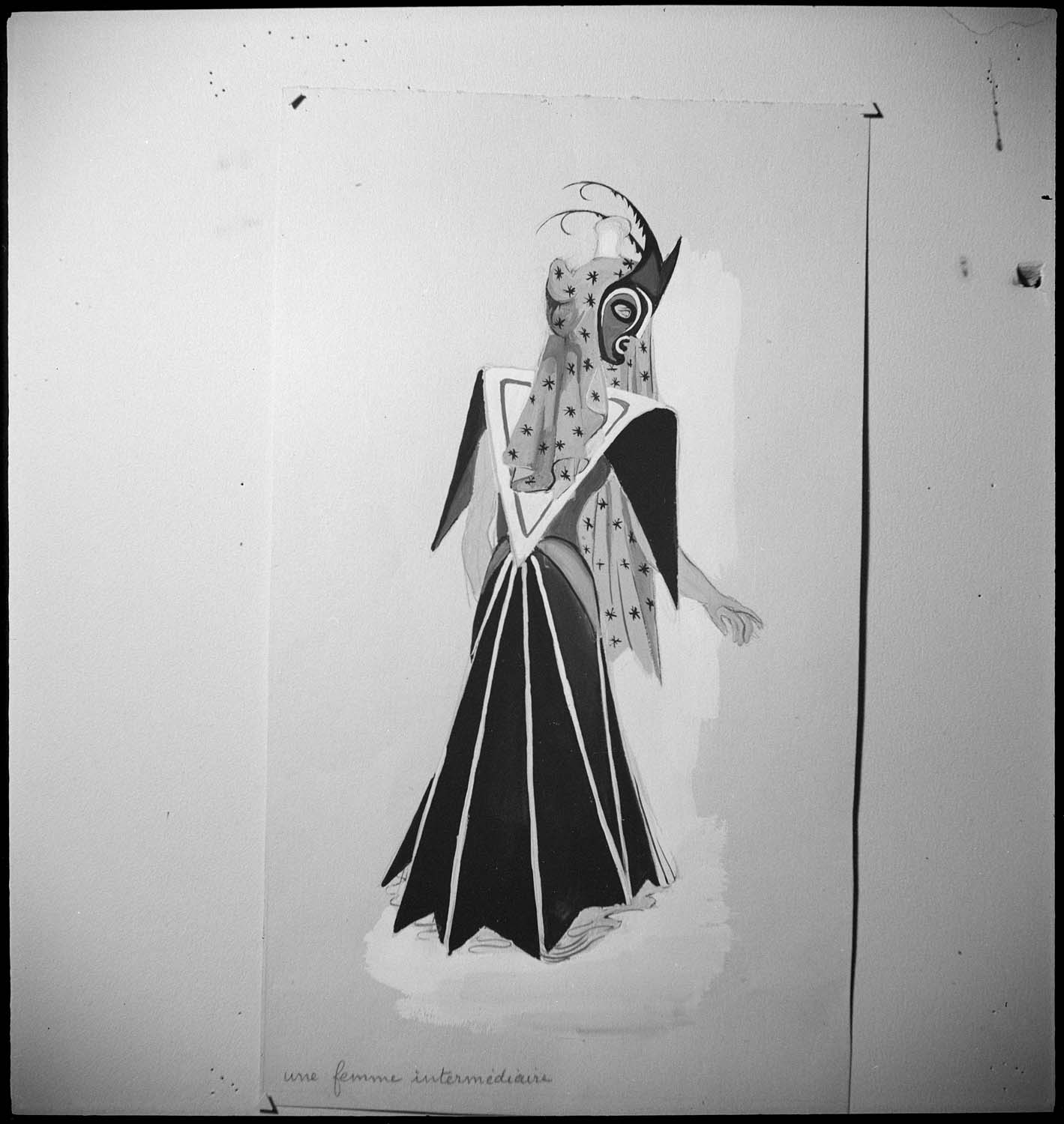 Croquis de costume pour la pièce de théâtre "Les Mouches" de Jean-Paul Sartre : Une femme intermédiaire