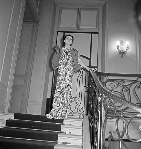 Modèle présentant une robe en haut d'un escalier