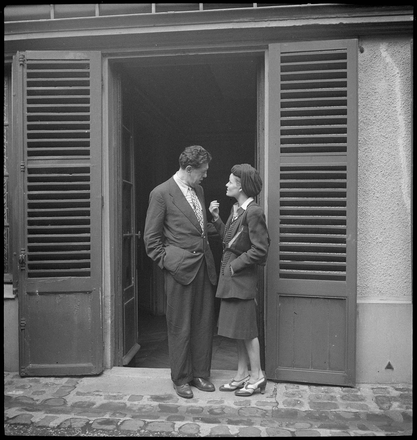 Michel Simon et Madeleine Sologne devant la maison d'Honoré de Balzac