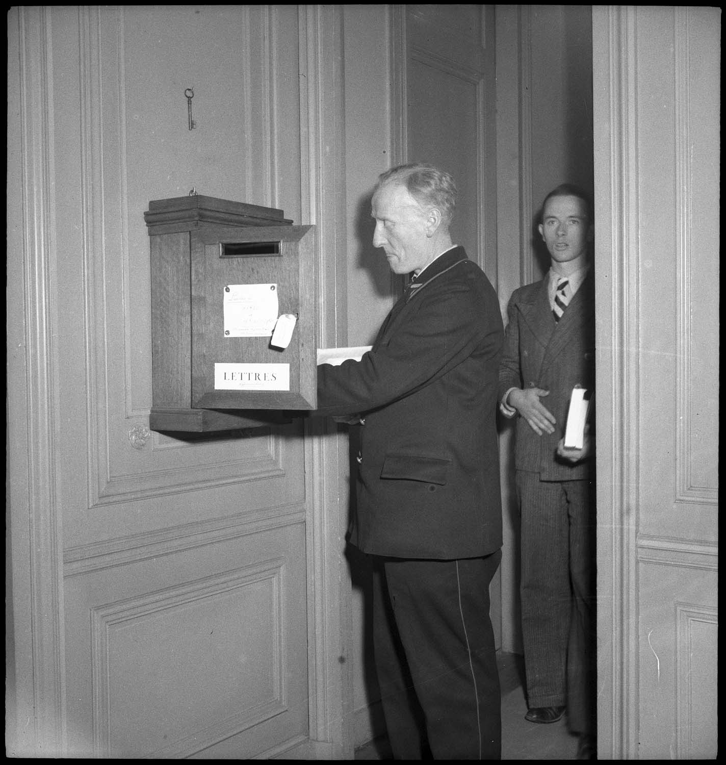 Homme ouvrant une boîte aux lettres