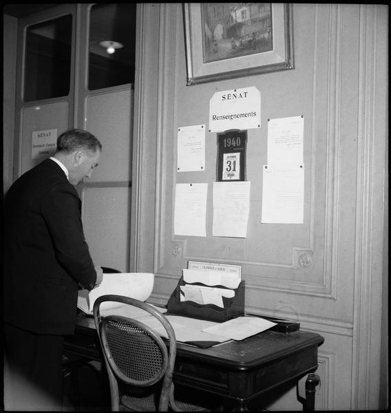 Le Sénat : personnalité politique consultant un registre