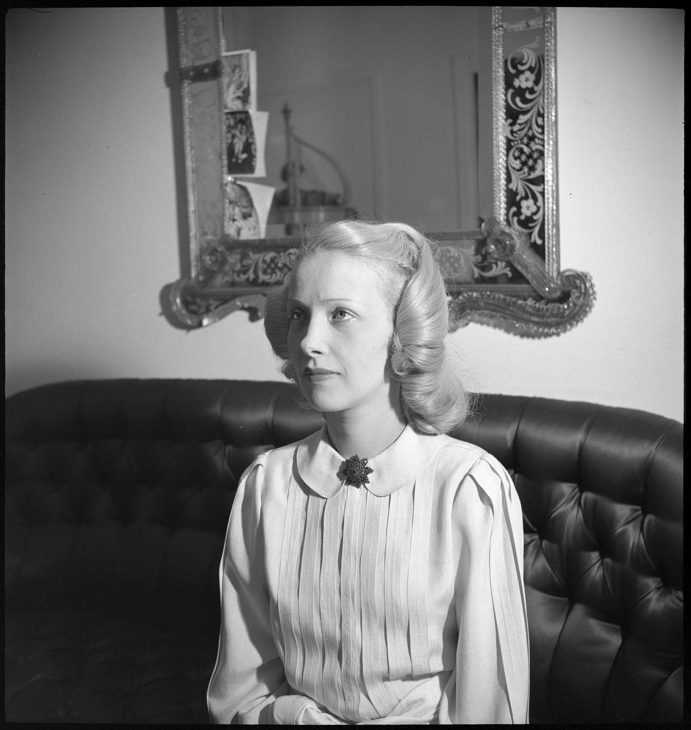 Portrait de Madeleine Oseray, vue de trois-quarts à mi-corps