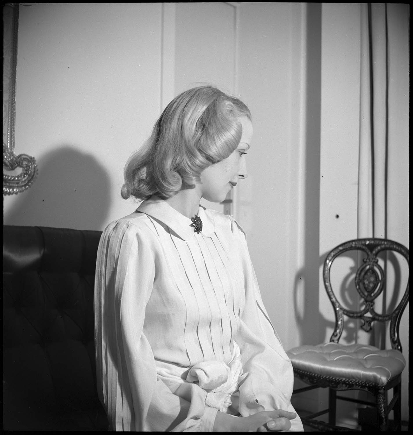 Portrait de Madeleine Oseray, vue de profil à mi-corps