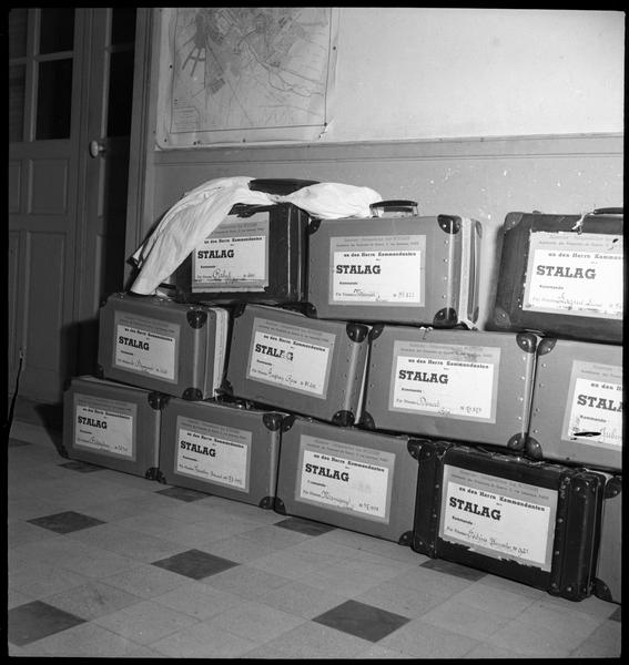 Ordination de prêtres : valises destinées au stalag