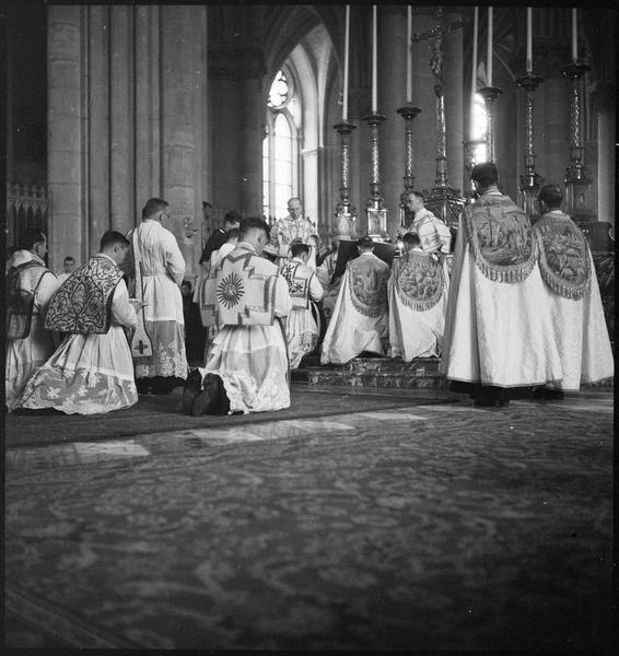 Ordination de prêtres : cérémonie religieuse