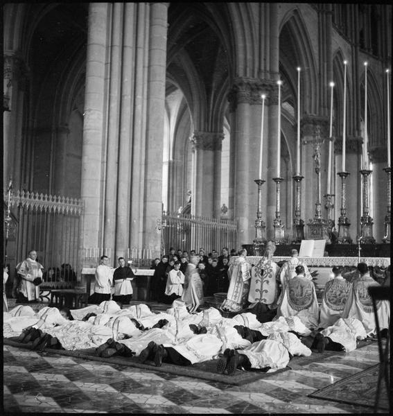 Ordination de prêtres : cérémonie religieuse