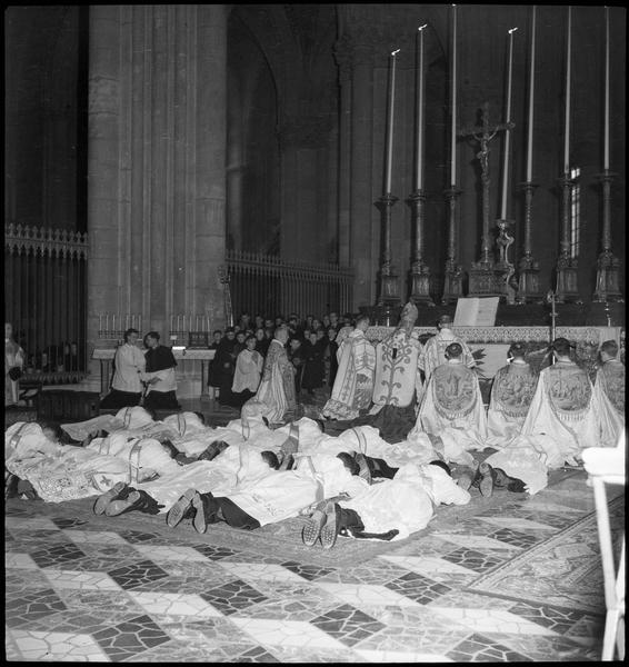 Ordination de prêtres : cérémonie religieuse