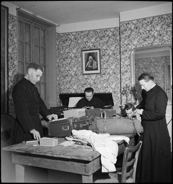 Ordination de prêtres : prêtres préparant des valises