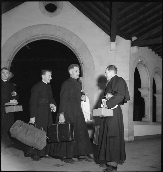 Ordination de prêtres : prêtres partant avec leurs valises