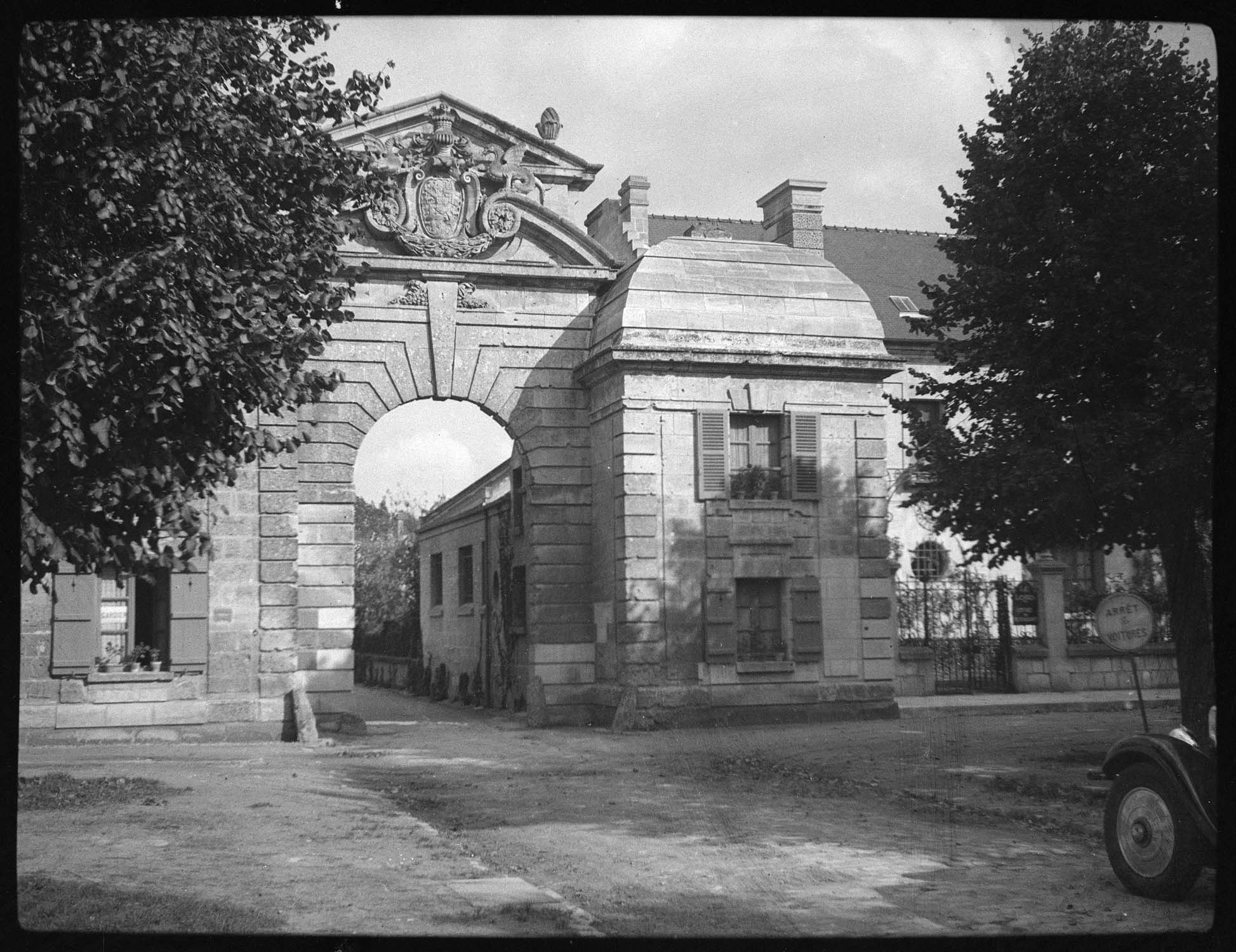 Porte d'entrée, vue prise des douves