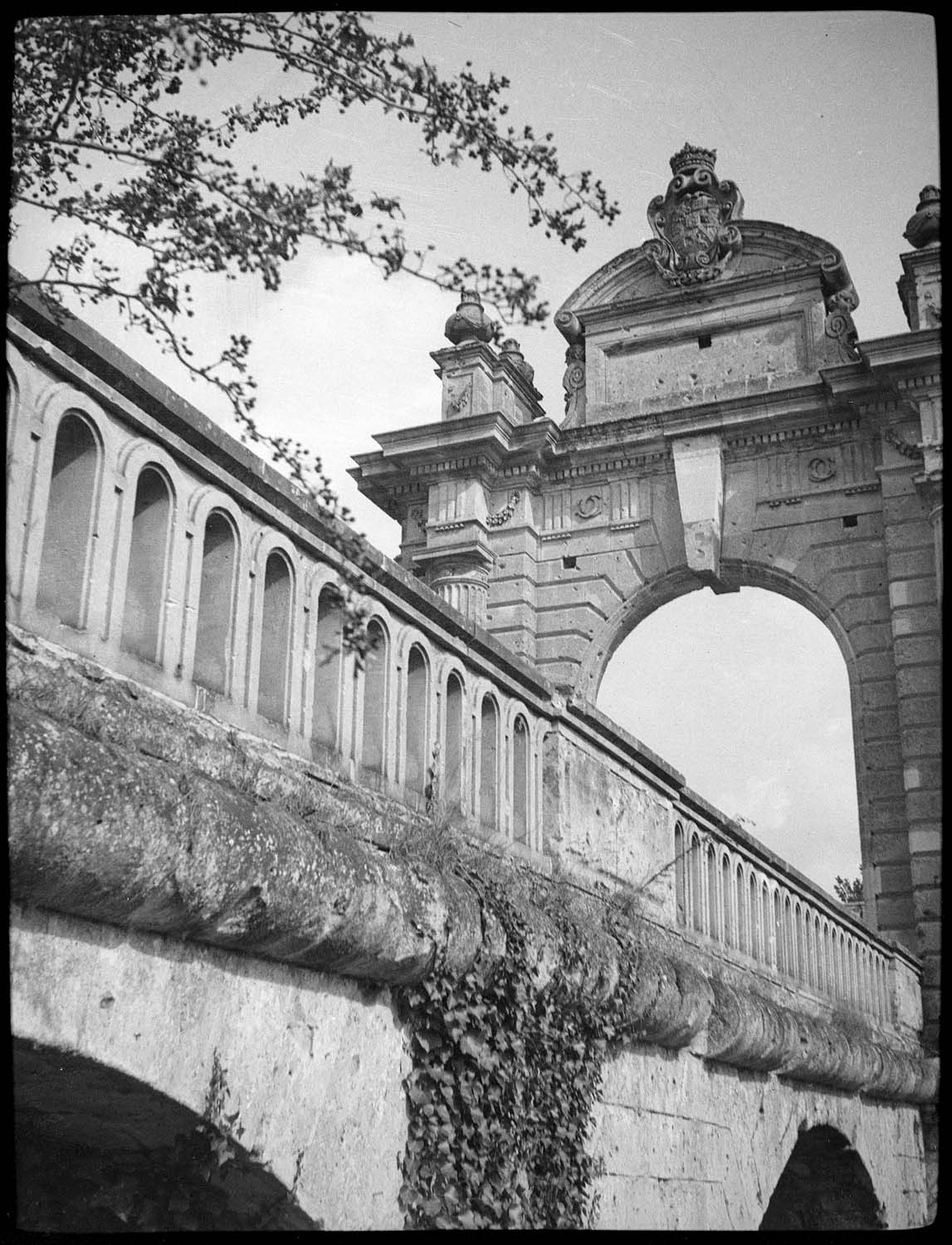 Porte d'entrée, vue prise des douves