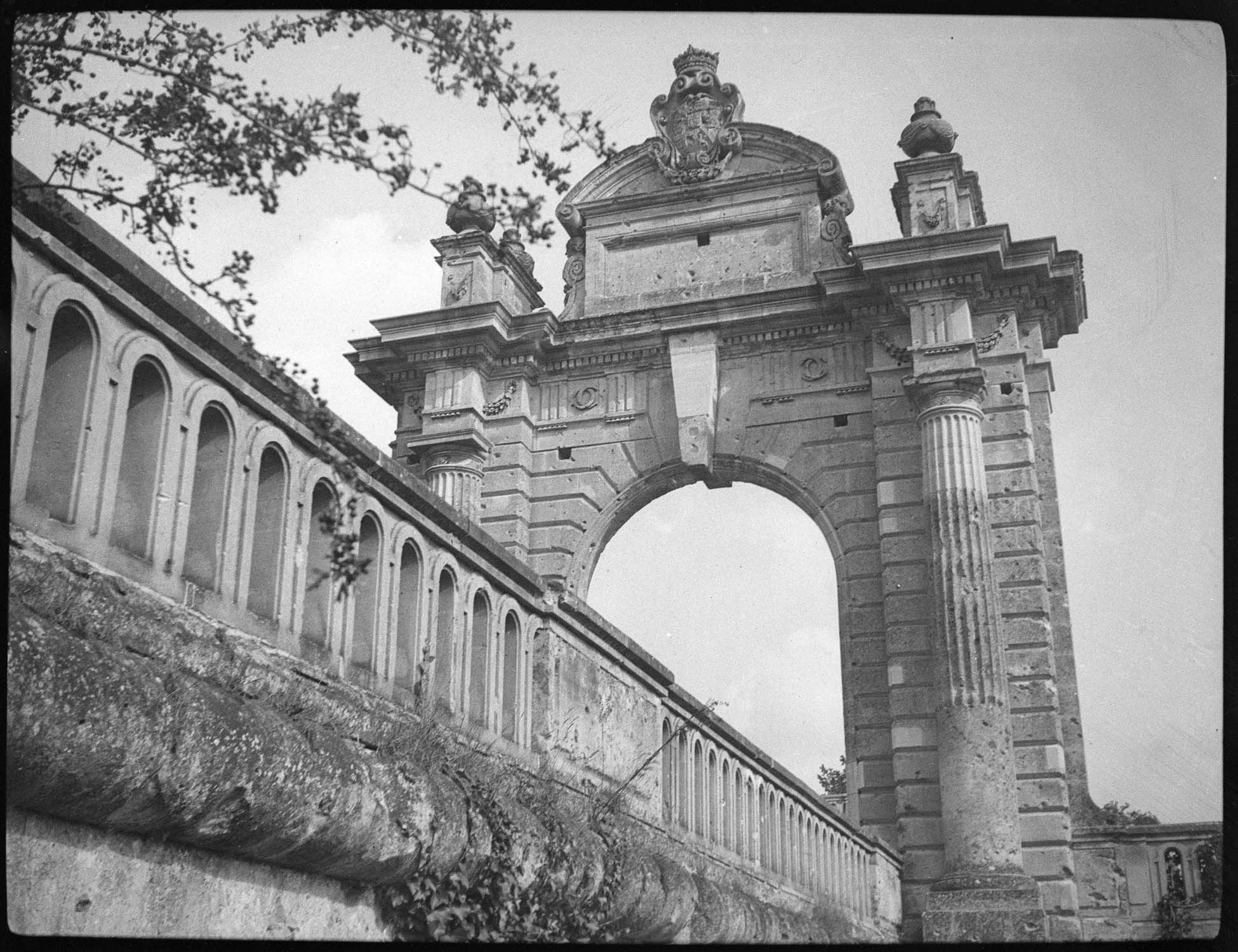 Porte d'entrée, vue prise des douves