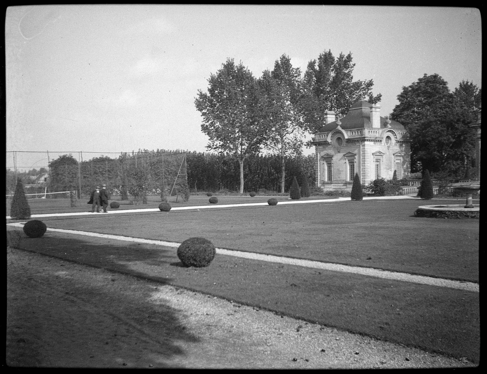 Jardin : court de tennis, pavillon