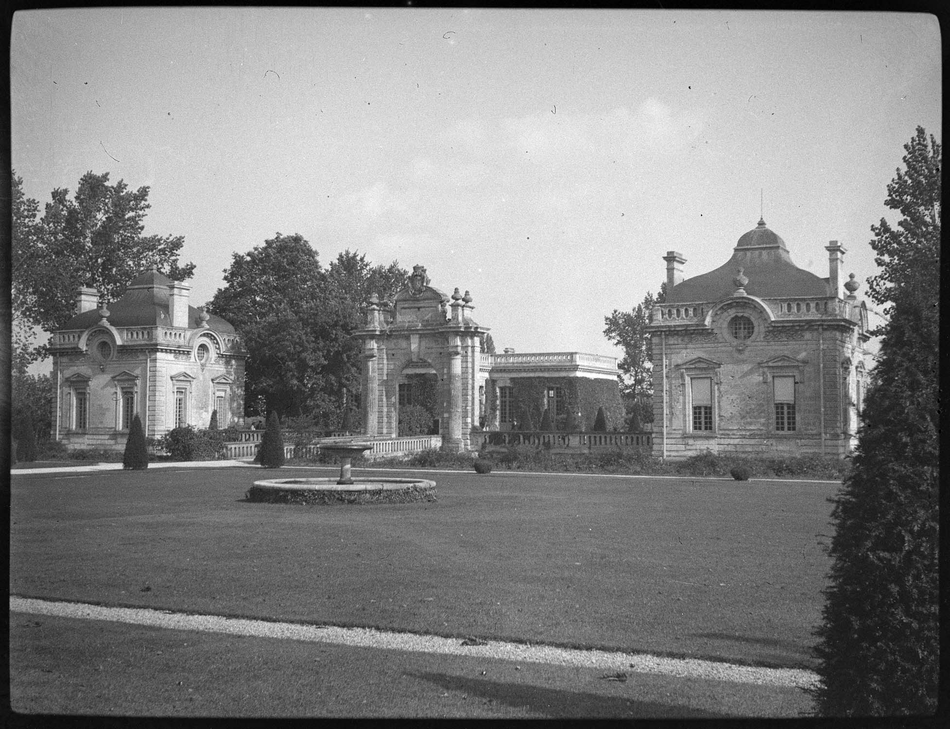 Porte d'entrée, vue générale prise des jardins