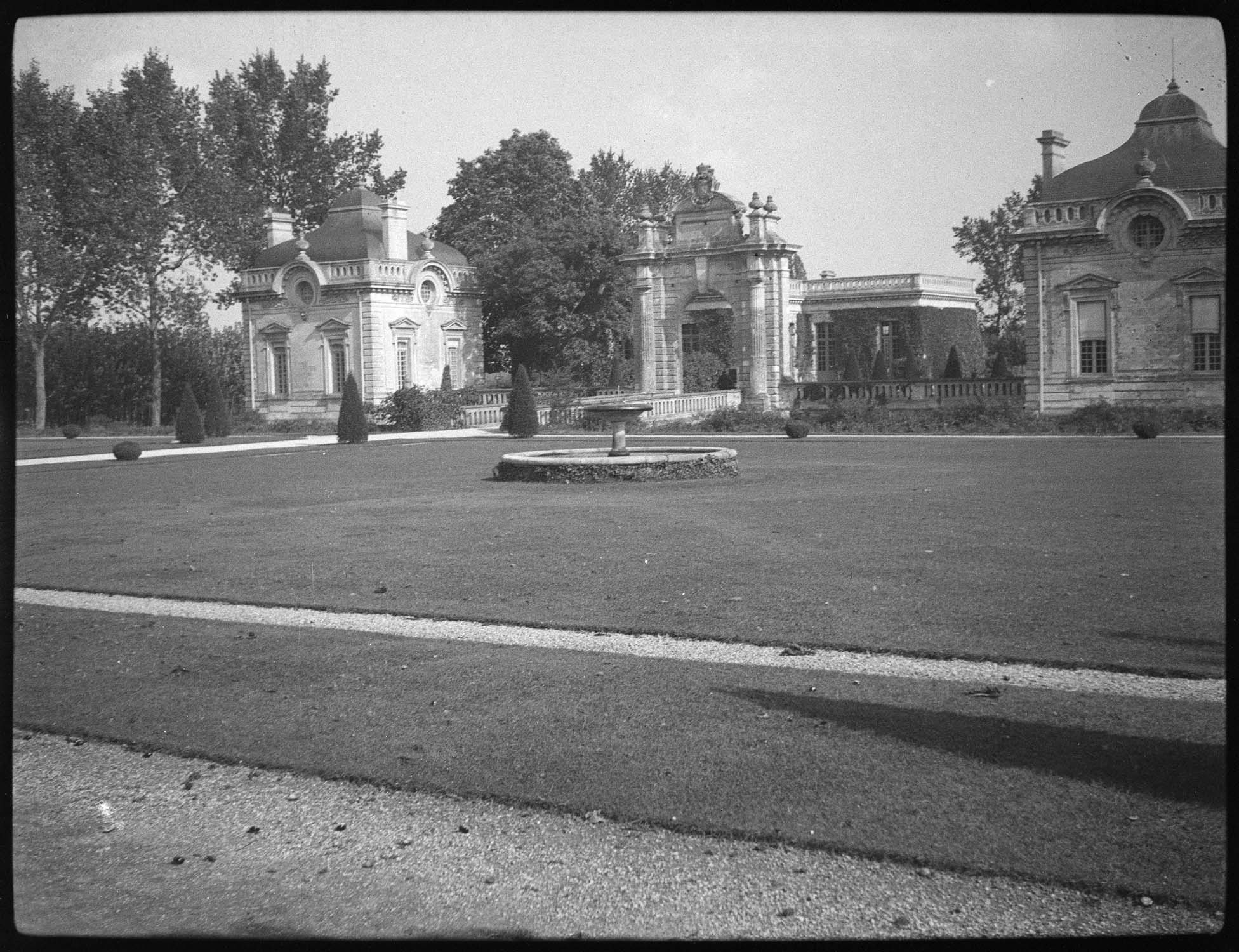 Porte d'entrée, vue générale prise des jardins