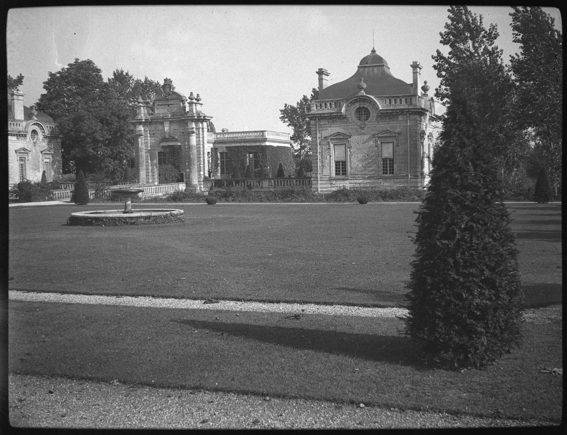 Porte d'entrée, vue prise des jardins