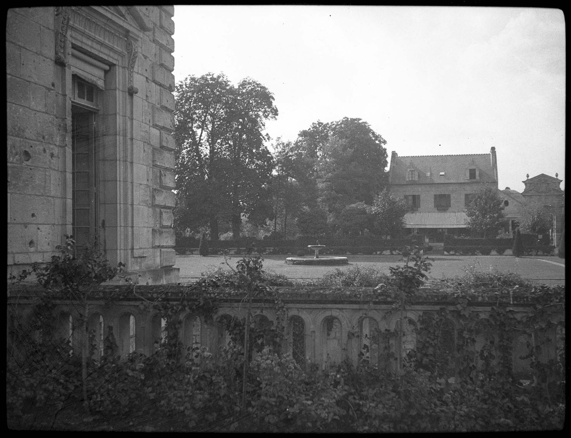 Fontaine, vue à distance