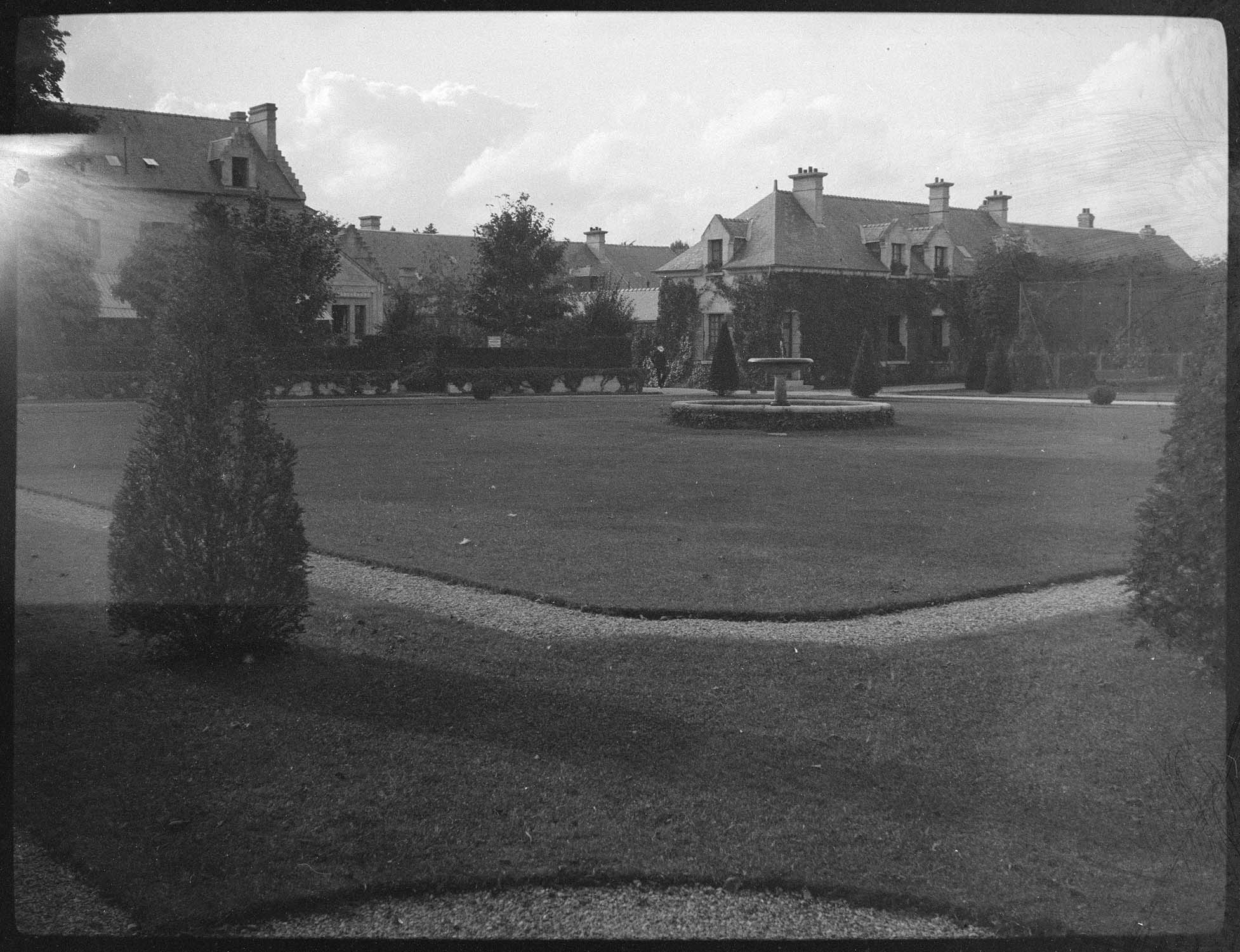 Fontaine, vue des jardins