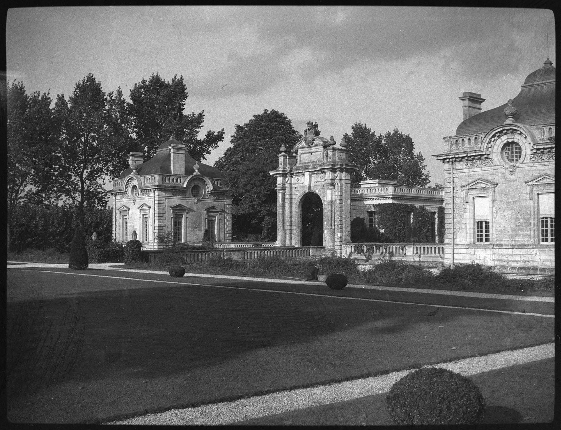 Porte d'entrée, vue prise des jardins