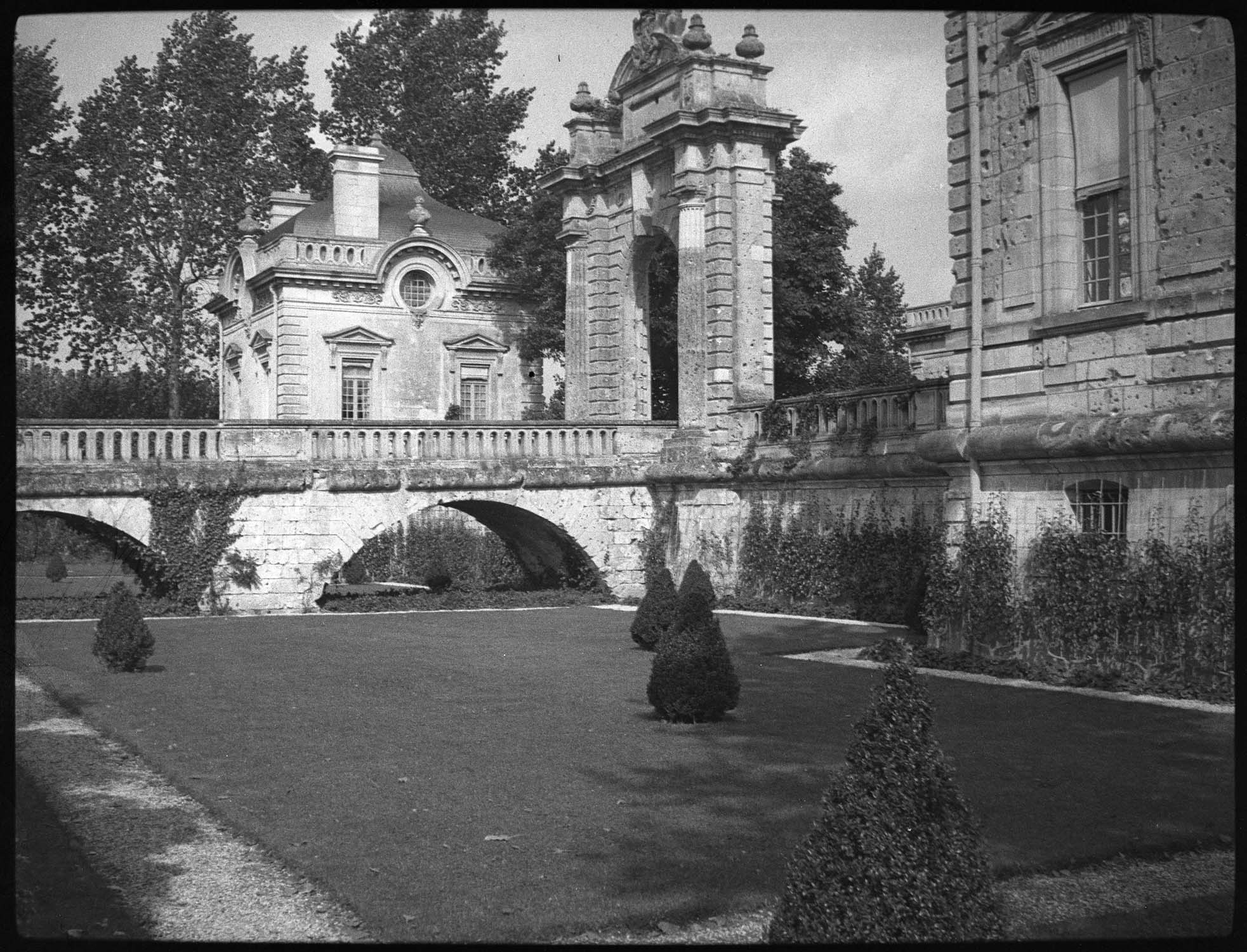 Porte d'entrée, vue prise des douves