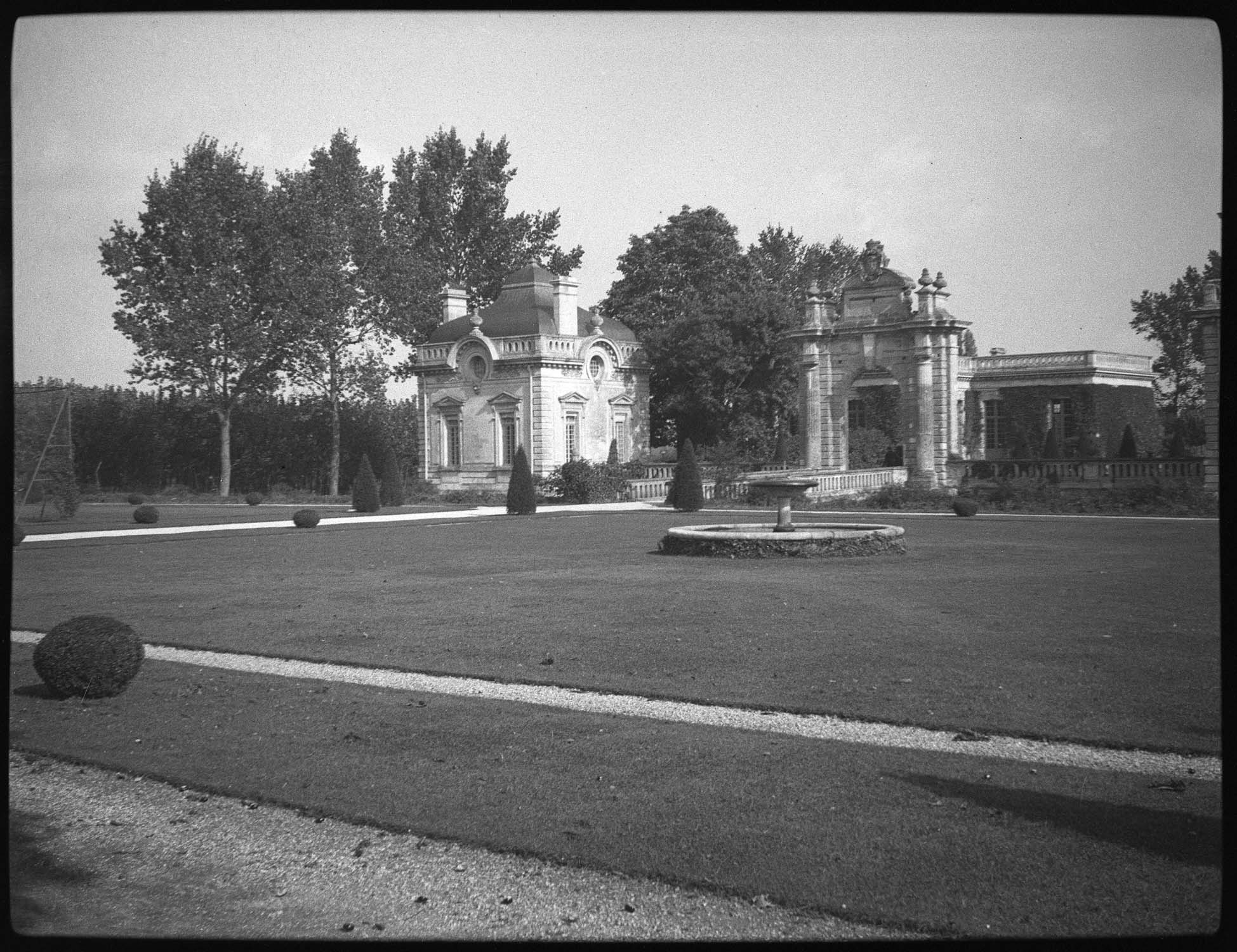 Porte d'entrée, vue prise des jardins