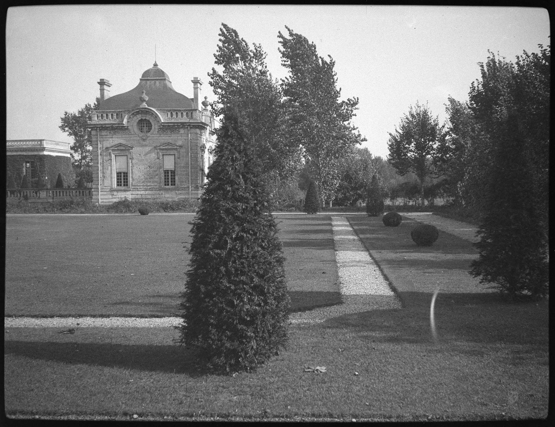 Pavillon d'entrée, vue à distance