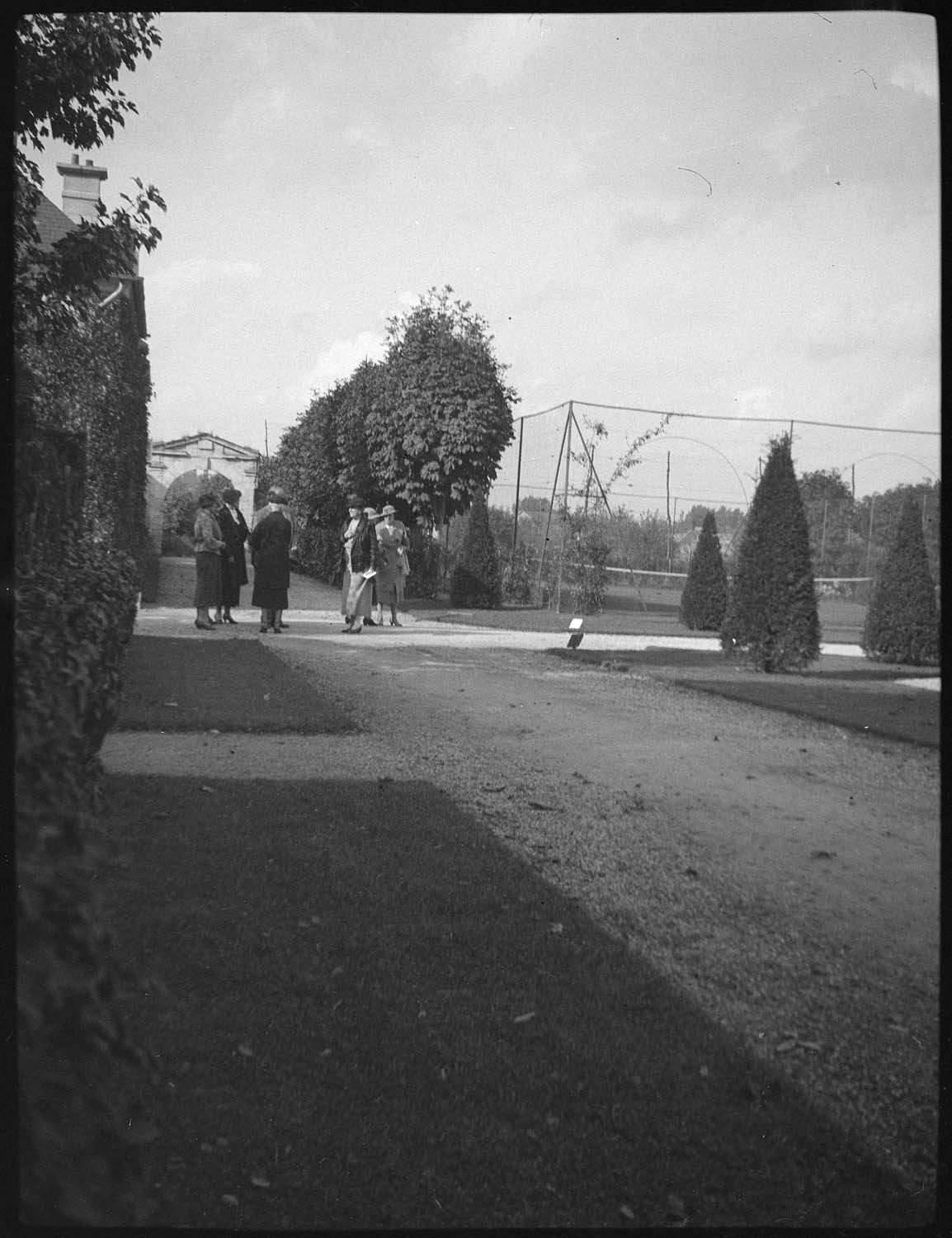 Groupe de visiteurs dans les jardins