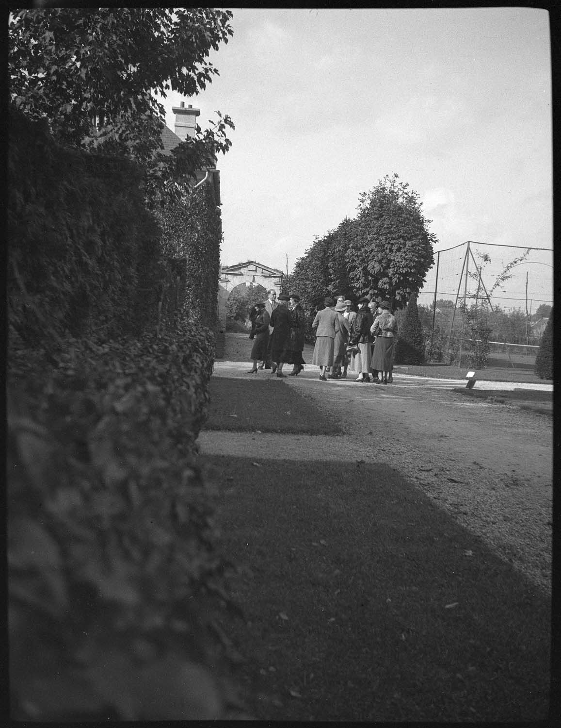 Groupe de visiteurs dans les jardins