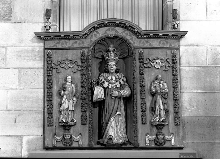 Retable en bois sculpté peint et doré avec au centre une statue de saint Louis