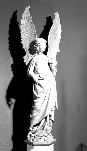 Statue d'un ange, en chêne décapé anciennement doré