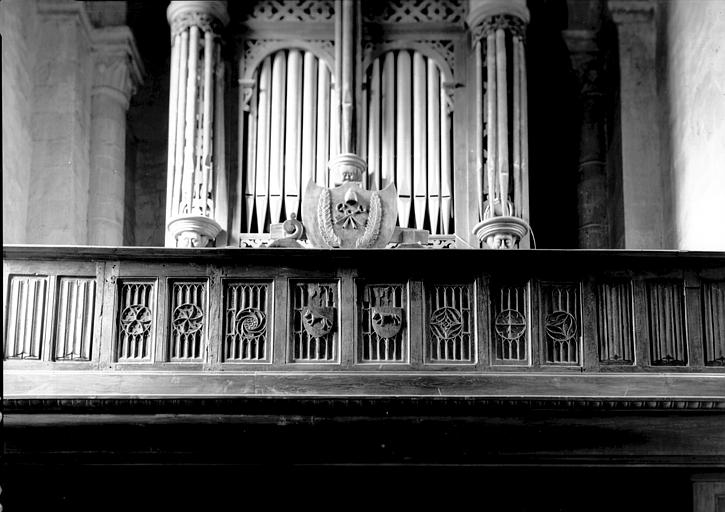 Balustrade en bois de la tribune