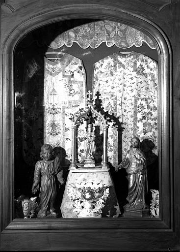 Chasuble sur fond vert, devant d'autel à fond vert en soie à fleurs blanches et roses, tournesols et fougères stylisées, statue de Notre-Dame de la Cheigne