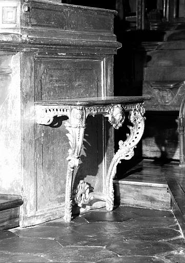 Console en bois sculpté et doré à plateau de marbre