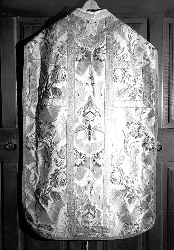 Chasuble en soie crochée à décor de roses, pivoines, épis, dos