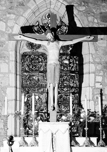 Crucifix en bois sculpté et peint