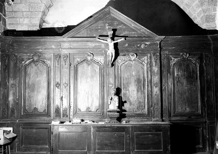 Boiserie de crédence formant armoire, dans la sacristie, en bois dur