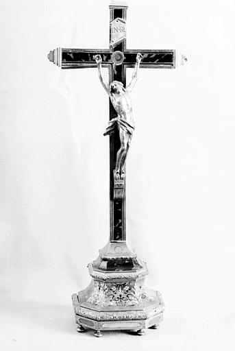 Croix d'autel en cuivre incrusté d'écaille - © Ministère de la Culture (France), Médiathèque du patrimoine et de la photographie, diffusion RMN-GP