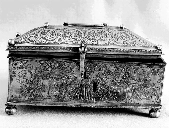 Coffret en cuivre ciselé et repoussé, face