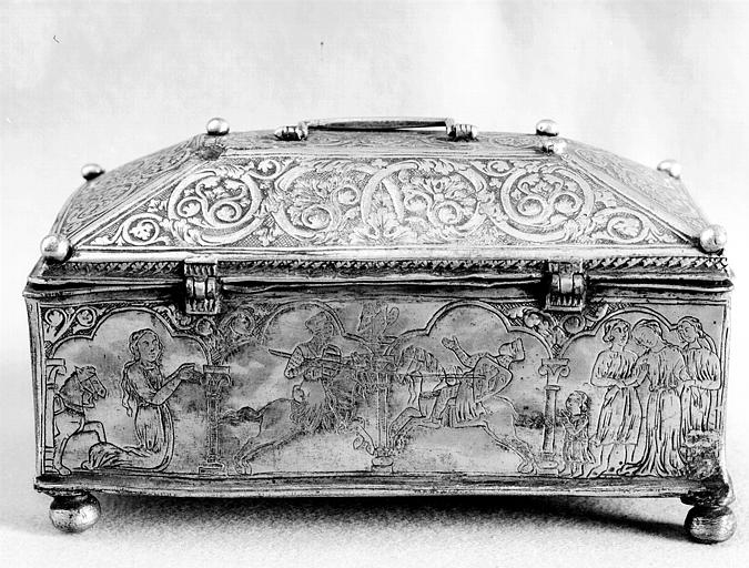 Coffret en cuivre ciselé et repoussé, dos
