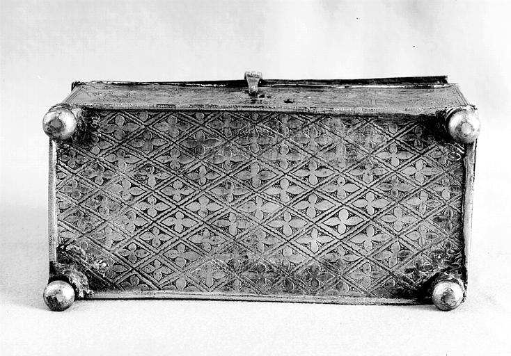 Dessous du coffret en cuivre ciselé et repoussé
