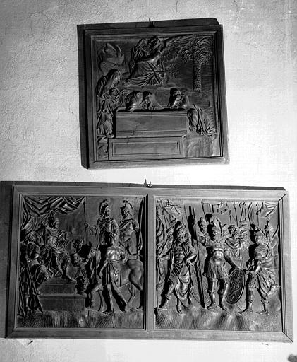 Bas-relief en bois ciré : Saintes-femmes au tombeau, sacristie