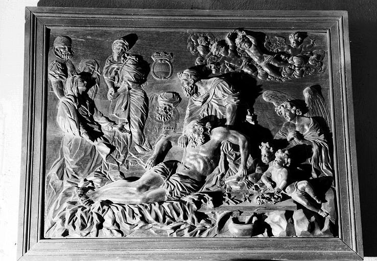 Bas-relief en bois ciré aux armes d'Armand de Béthune : Ensevelissement du Christ, sacristie