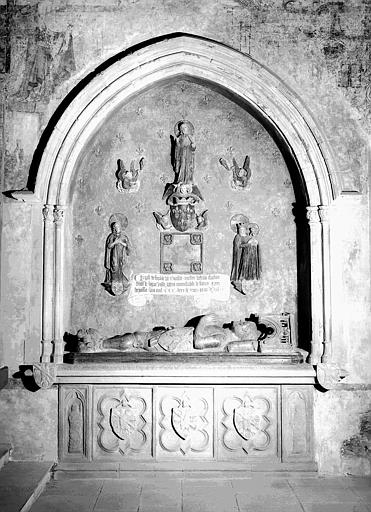 Mur sud du choeur, tombeau en pierre de Duguesclin, entrailles