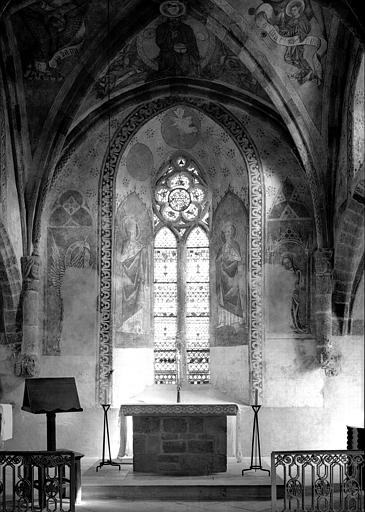 Intérieur, fenêtre est et son encadrement peint