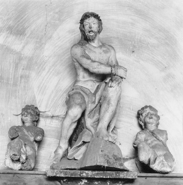 statues : Christ aux liens entre deux angelots (mutilés)