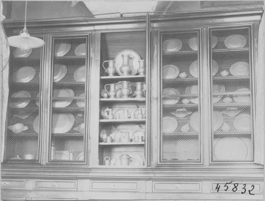 collection d'étains : plats, assiettes, aiguières, goûte-vin, huiliers, pichets, coquetiers