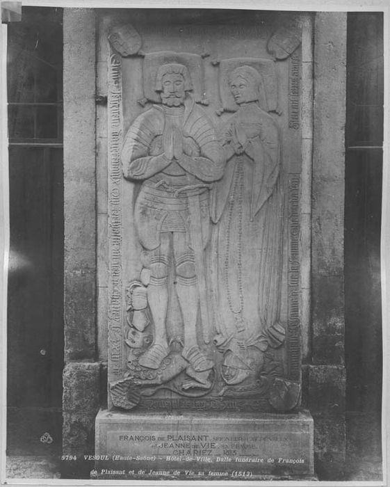 dalle funéraire de François de Plaisant, seigneur d'Aigrevault, et de Jeanne de Vié, sa femme