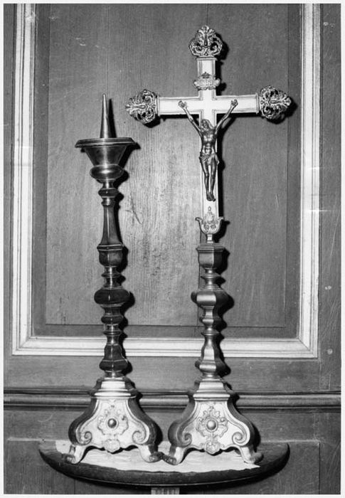 croix d'autel, chandelier (garniture d'autel)